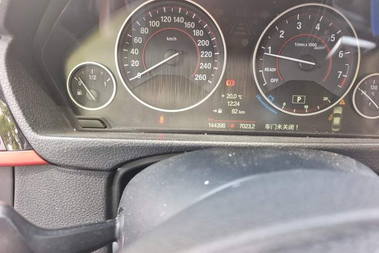Used BMW 3 Series 2013 320i Sport Design Package Odometer Close Up
