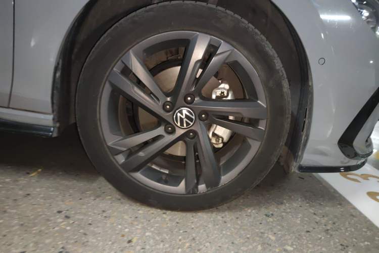 Used Volkswagen Golf 2021 280TSI DSG R-Line Right Front Wheel Hub