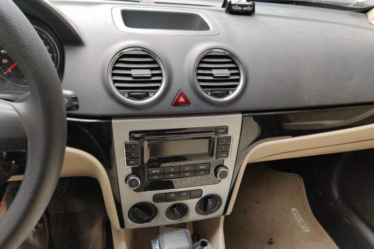 Used Volkswagen Lavida 2011 1.6L Automatic Premium Edition Audio And AC Panel