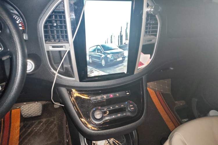 Used Mercedes-Benz Vito 2016 2.0T Elite Edition Audio And AC Panel