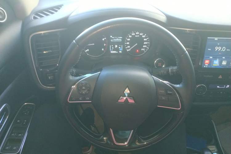 Used Mitsubishi Outlander 2019 2.0L Two-Wheel Drive Comfort Edition 5 Seats China VI Standard Steering Wheel