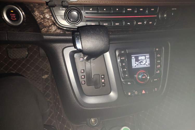 Used SAIC MAXUS G10 2016 2.0T Automatic Luxury Executive Edition Gear Lever