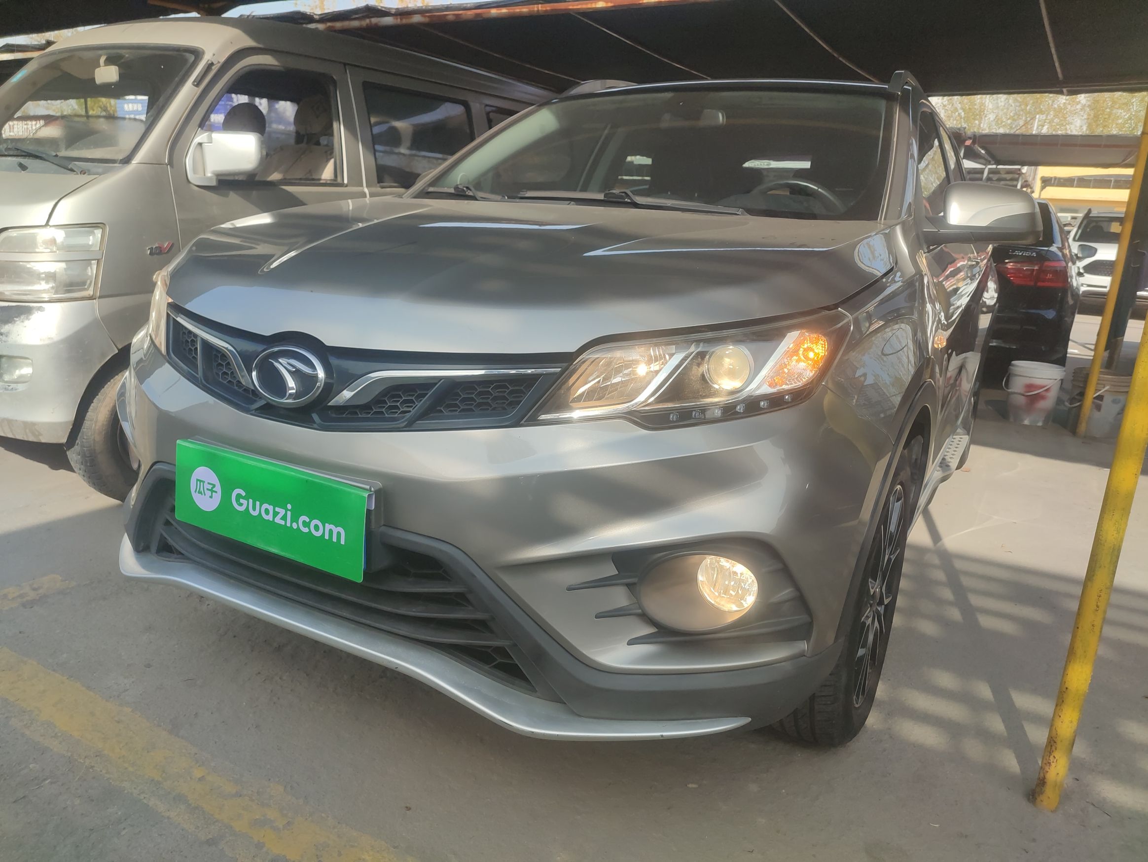 Под передней частью автомобиля