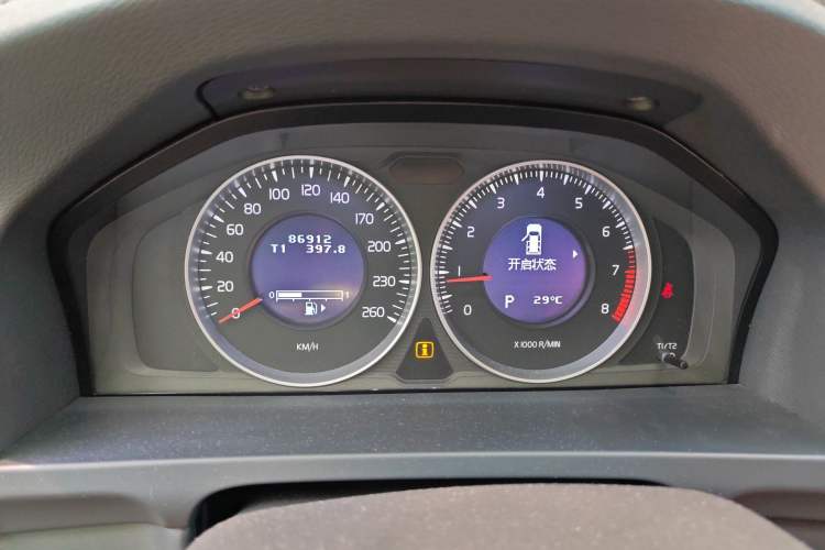 Used Volvo V60 2013 T5 Smart Edition Odometer Close Up