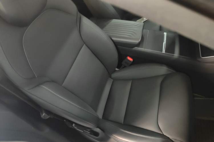 Used Tesla Model Y L 2025 Model Long-Range All-Wheel-Drive Version
