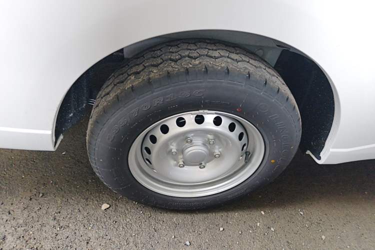 Used Wuling Yangguang 2024 300KM Comfort Version Passenger Van 75kW