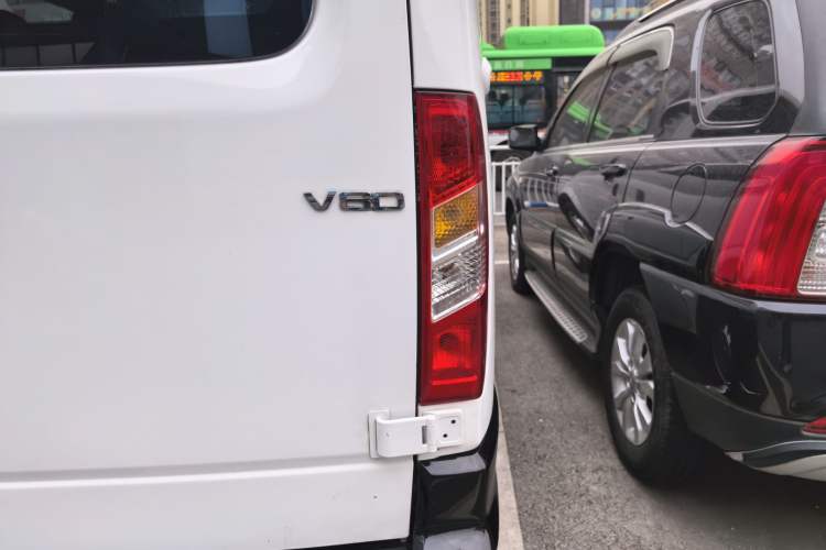 Used SAIC MAXUS Xintu V80 2019 2.5T Classic Model 6-Speed Manual – Aoyuntong Modified Version Short Wheelbase Ultra-Low Roof 5/6 Seats
