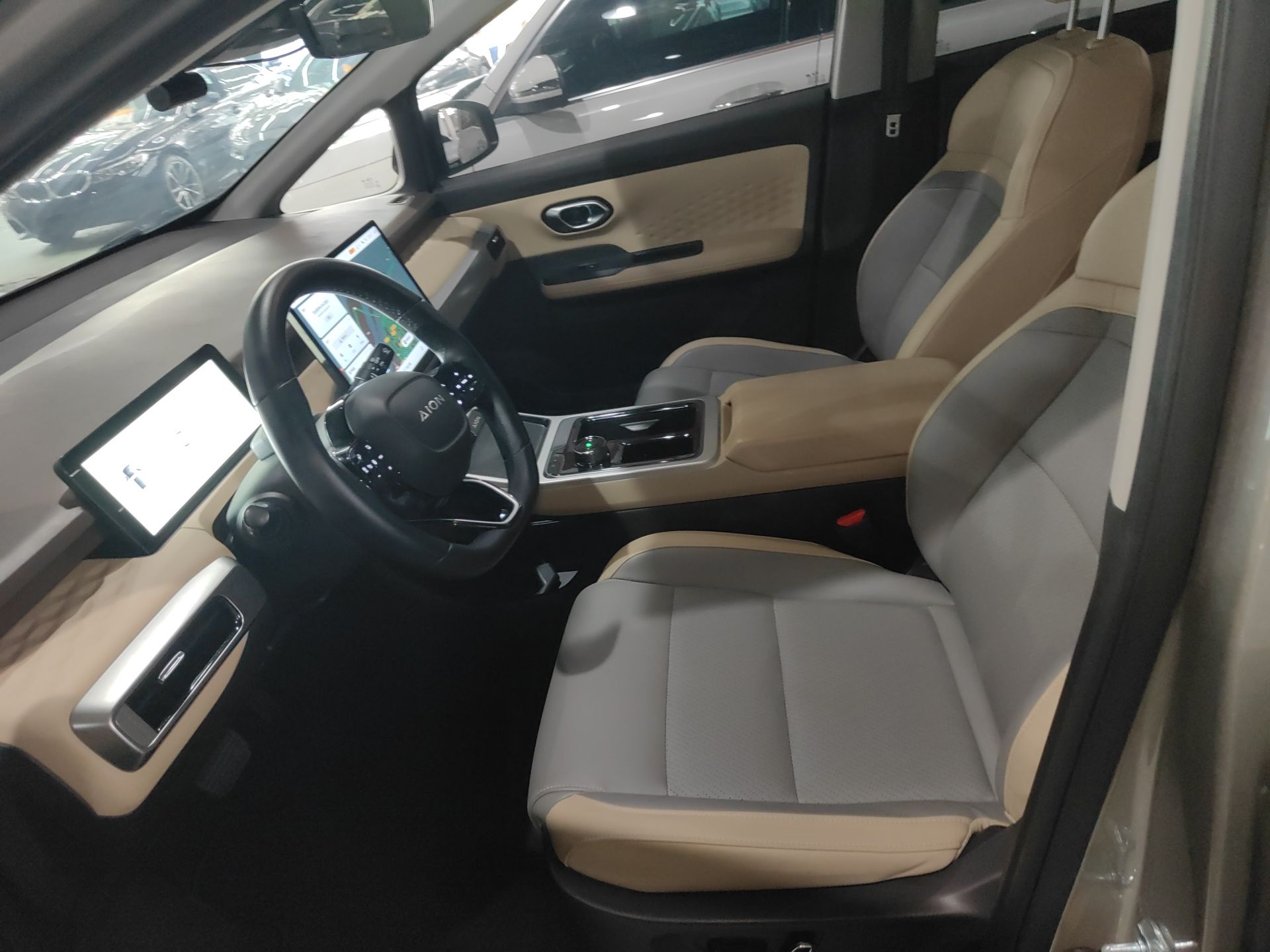 المقاعد الأمامية داخل السيارة