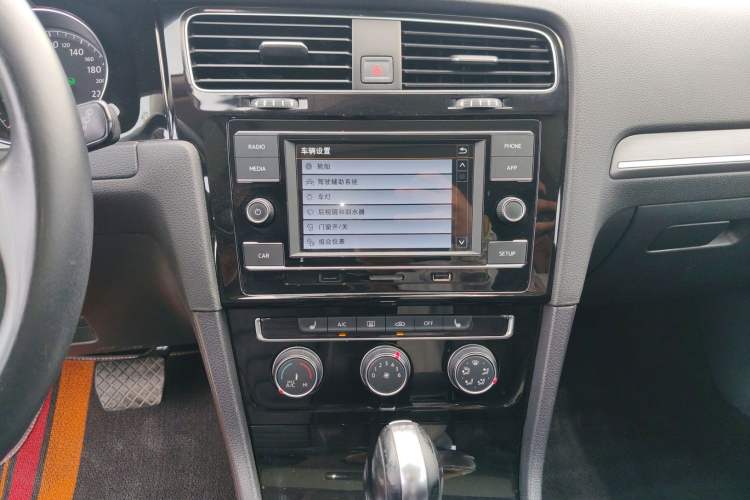 Used Volkswagen Golf 2015 1.4TSI Automatic Luxury Model Audio And AC Panel