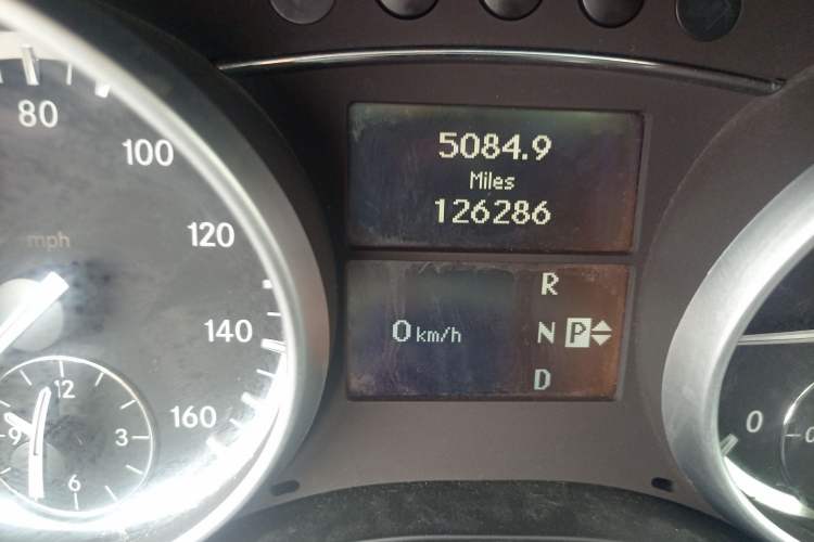 Used Mercedes-Benz GL-Class  Odometer Close Up