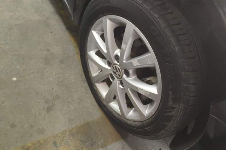 Used Volkswagen Sagitar 2012 1.4TSI Automatic Luxury Edition Right Front Wheel Hub