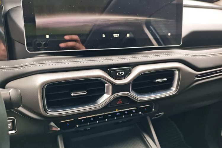 Used Geely Auto Haoyue 2020 1.8TD DCT Flagship 5-Seater Audio And AC Panel