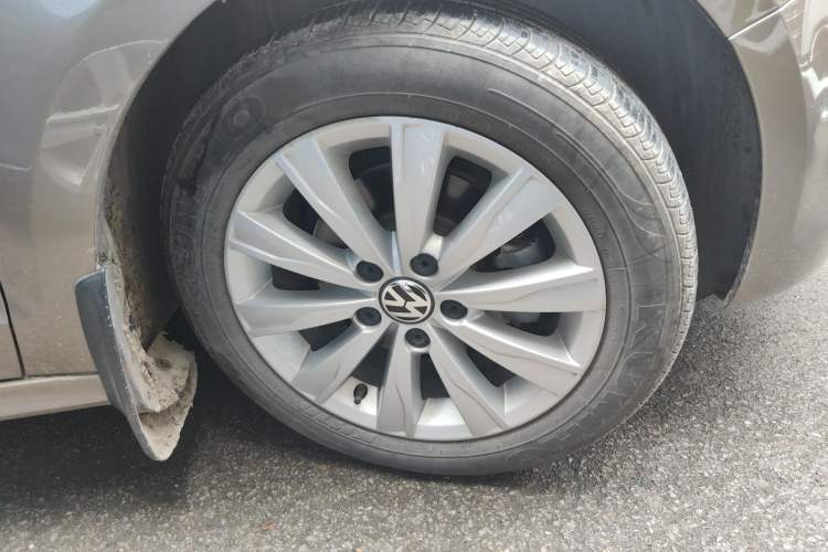 Used Volkswagen Sagitar 2012 1.6L Automatic Comfort Edition Right Front Wheel Hub