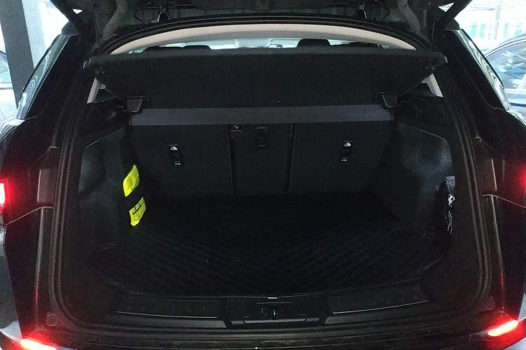 Used Land Rover Range Evoque 2021 Range Rover Velar L 249PS R-Dynamic First Edition Trunk