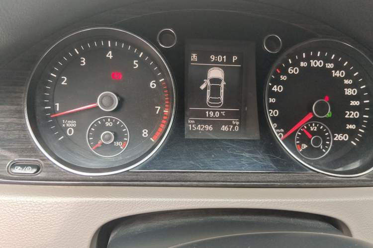 Used Volkswagen Magotan 2013 1.8TSI Prestige Model Odometer Close Up