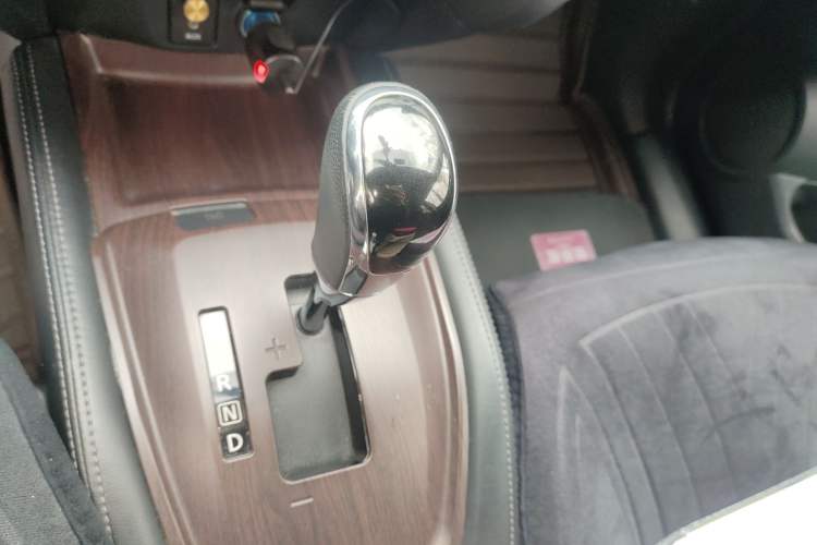 Used Nissan X-Trail 2017 2.0L CVT 7-Seater Comfort Edition 2WD Gear Lever