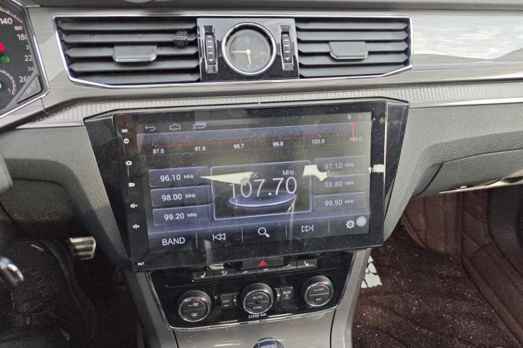 Used Volkswagen Passat 2016 330TSI DSG Luxury Edition Audio And AC Panel