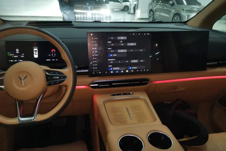 Used VOYAH Dream 2025 PHEV Four-Wheel Drive Prestige Kunpeng Edition