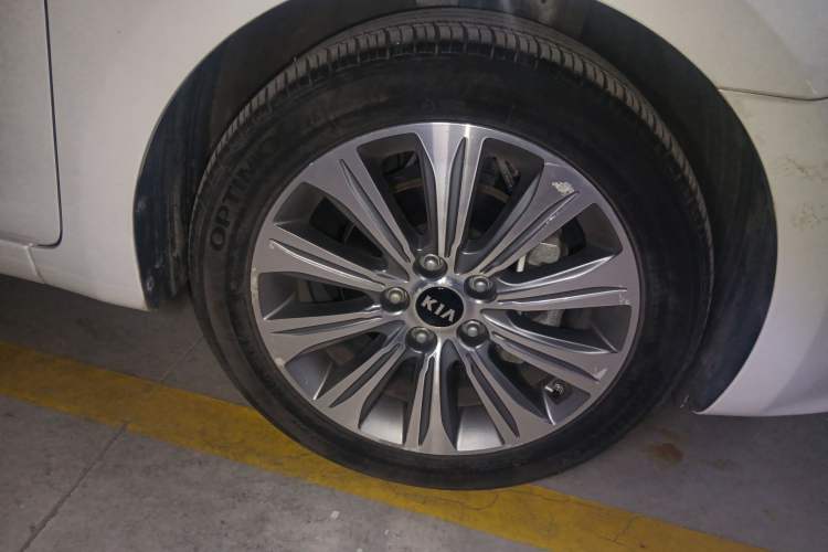 Used Kia K4 2015 1.8L Automatic DLX Special Right Front Wheel Hub