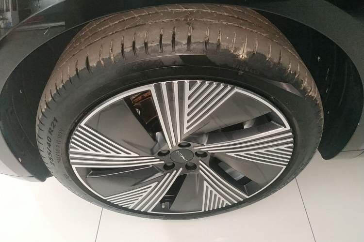 Used Lynk & Co 08 EM-P 2025 220 km All-Wheel-Drive Performance Halo