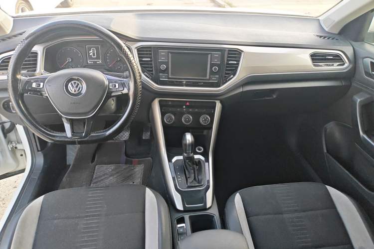 Used Volkswagen T-ROC 2018 230TSI DSG Two-Wheel Drive Advanced Version China V Standard Center Console