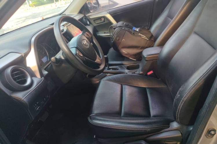 Used Toyota RAV4 2016 2.0L CVT Two-Wheel Drive Fashion Edition China V Standard
