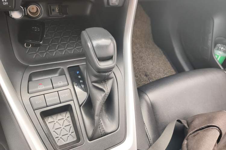 Used Toyota RAV4 2021 2.0L CVT Two-Wheel Drive Fashion Edition Gear Lever