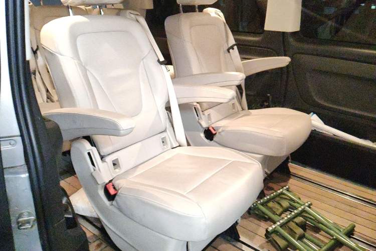 Used Mercedes-Benz Vito 2018 2.0T Elite Version 7 Seats China VI Emission Standard
