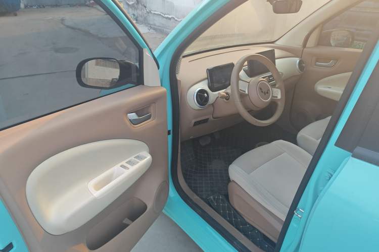 Used Wuling Hongguang MINIEV 2025 Four-Door Version Premium Edition Driver Seat