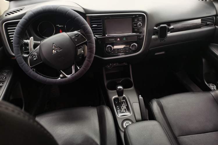 Used Mitsubishi Outlander 2016 2.4L 4x4 Elite Edition 5 Seats Center Console