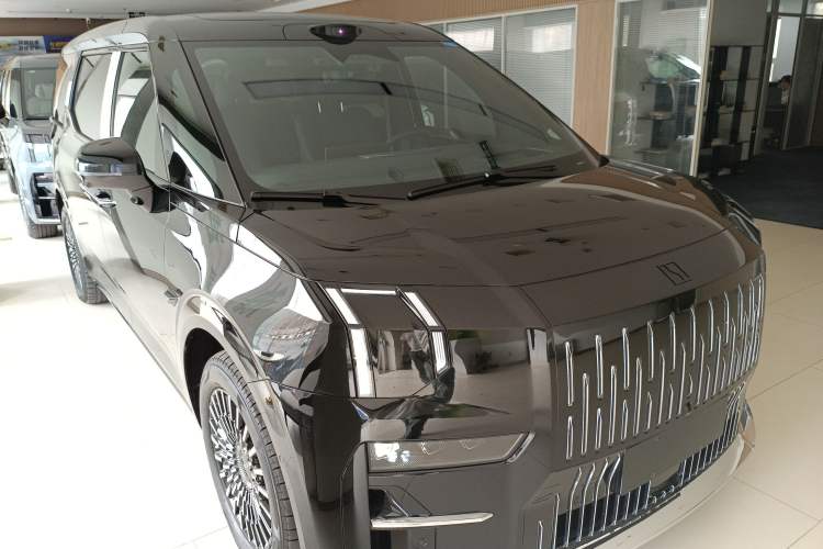 Used Zeekr 009 2024 Six-Seat Executive Version 4WD 108 kWh Exterior 1