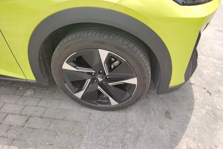 Used Deepal S07 2023 620Max Pure Electric Version Right Front Wheel Hub