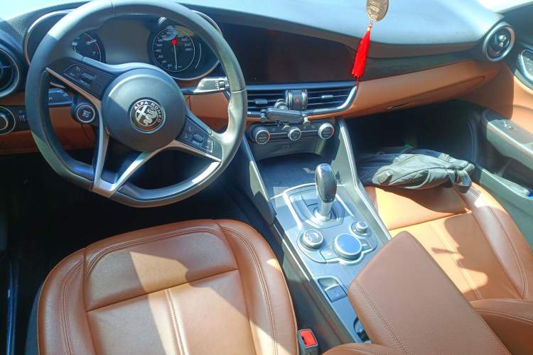 Used Alfa Romeo Giulia 2017 2.0T 200HP Luxury Edition
