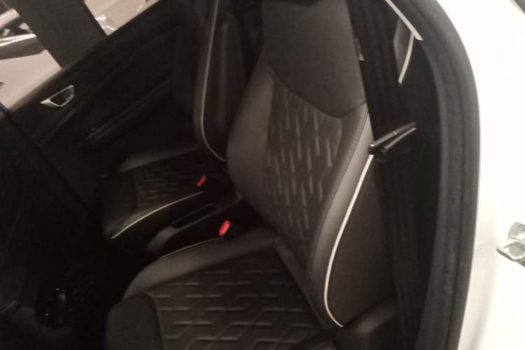 Used Wuling Jiachen 2022 1.5T CVT Deluxe Flagship Edition Left Rear Seat