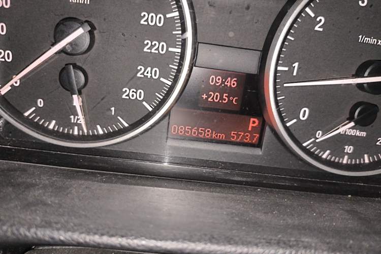 Used BMW 3 Series 2011 320i Sport Edition Odometer Close Up