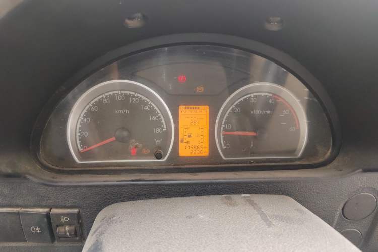 Used Dongfeng Yufeng 2018 2.3T Logistics Vehicle A100 Luxury Edition Short Wheelbase Mid-Roof Design 5–9 Seater
