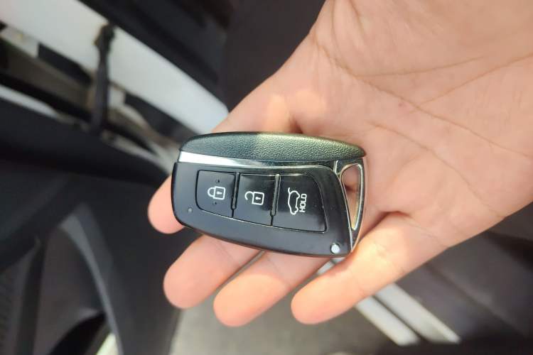 Used Hyundai Santa Fe 2015 2.0T Automatic Two-Wheel Drive Smart Version 5 Seats