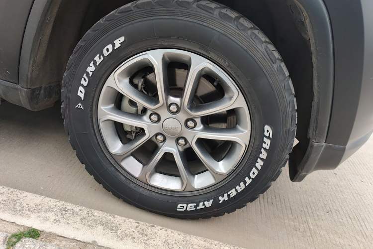 Used Jeep Grand Cherokee 2016 3.0L Comfort Navigation Edition Right Front Wheel Hub