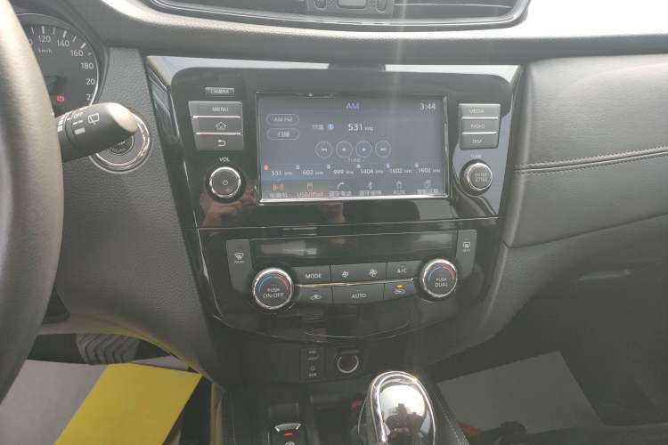 Used Nissan X-Trail 2017 2.5L CVT Luxury Edition 4WD Audio And AC Panel