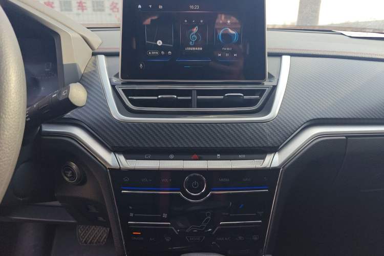 Used Venucia T60 2020 1.6L CVT Smart Drive Version China VI Standard Audio And AC Panel