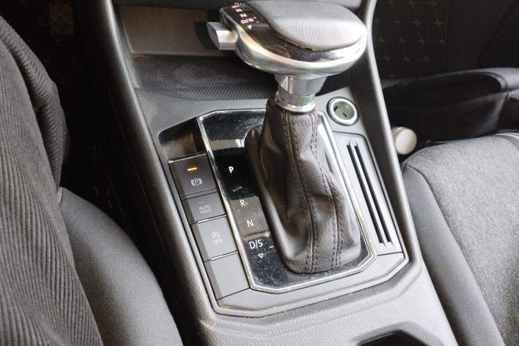 Used Volkswagen Lavida 2019 1.5L Automatic Fashion Edition China VI Gear Lever