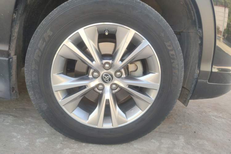 Used Toyota Highlander 2018 2.0T Two-Wheel Drive Elite Edition 5 Seats Emission Standard China V Right Front Wheel Hub