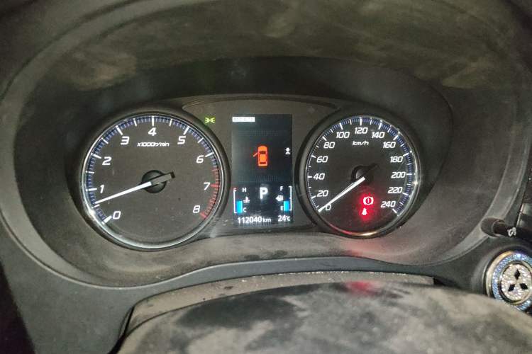 Used Mitsubishi Outlander 2014 2.4L 4x4 Deluxe Value Edition 7 Seats Odometer Close Up