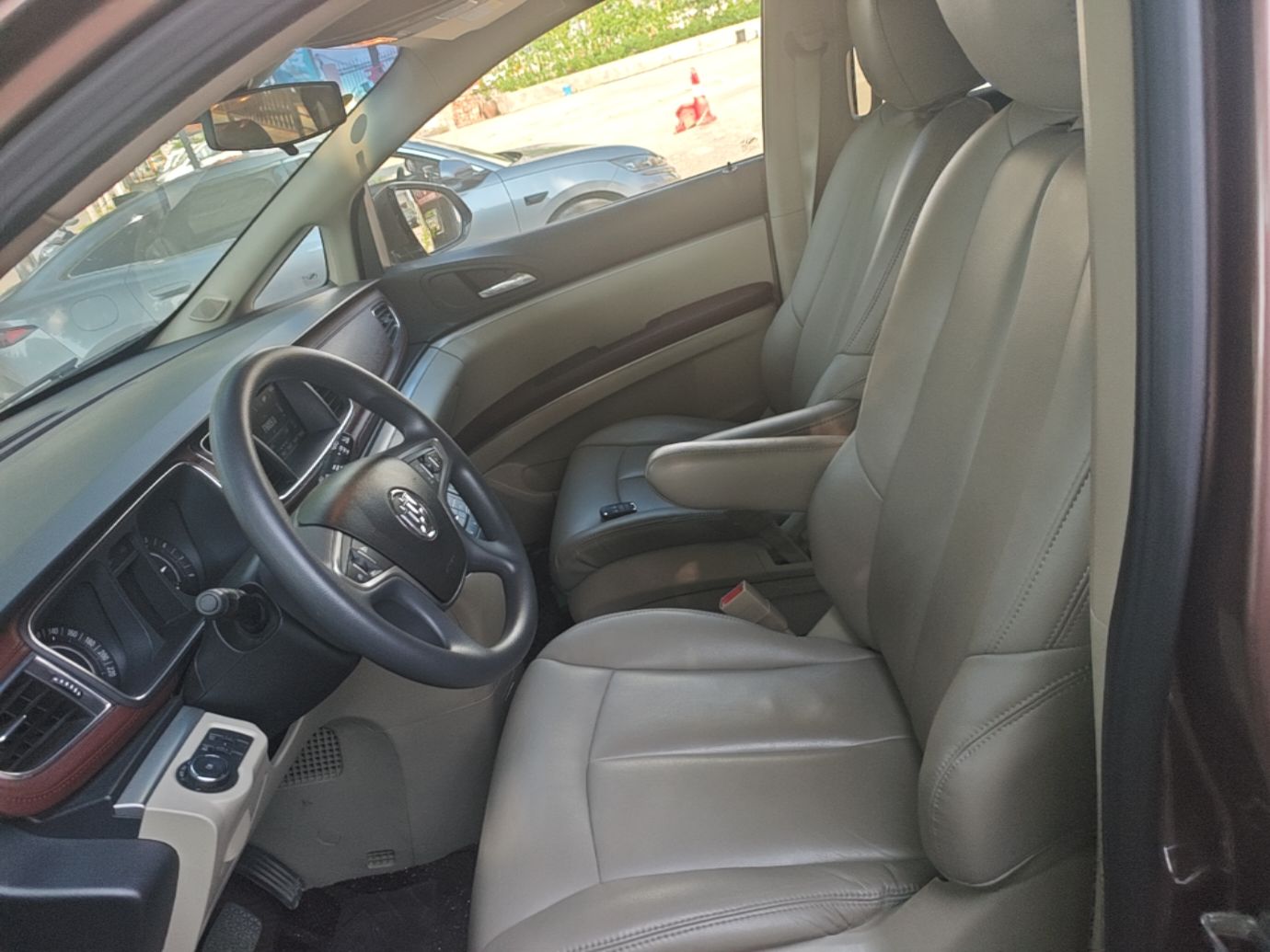 Vordere Reihe im Auto