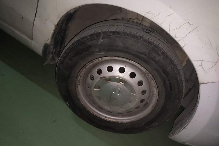 Used Chevrolet Sail 2013 Sedan 1.2L Manual Warm Edition Right Front Wheel Hub