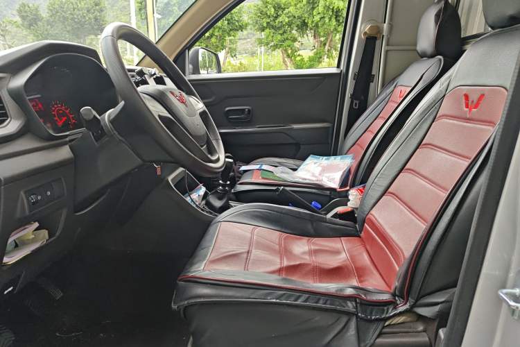 Used Wuling Hongguang V 2022 1.5L Jingqu Edition Enclosed-Window Vehicle with Hydraulic Power Steering LAR