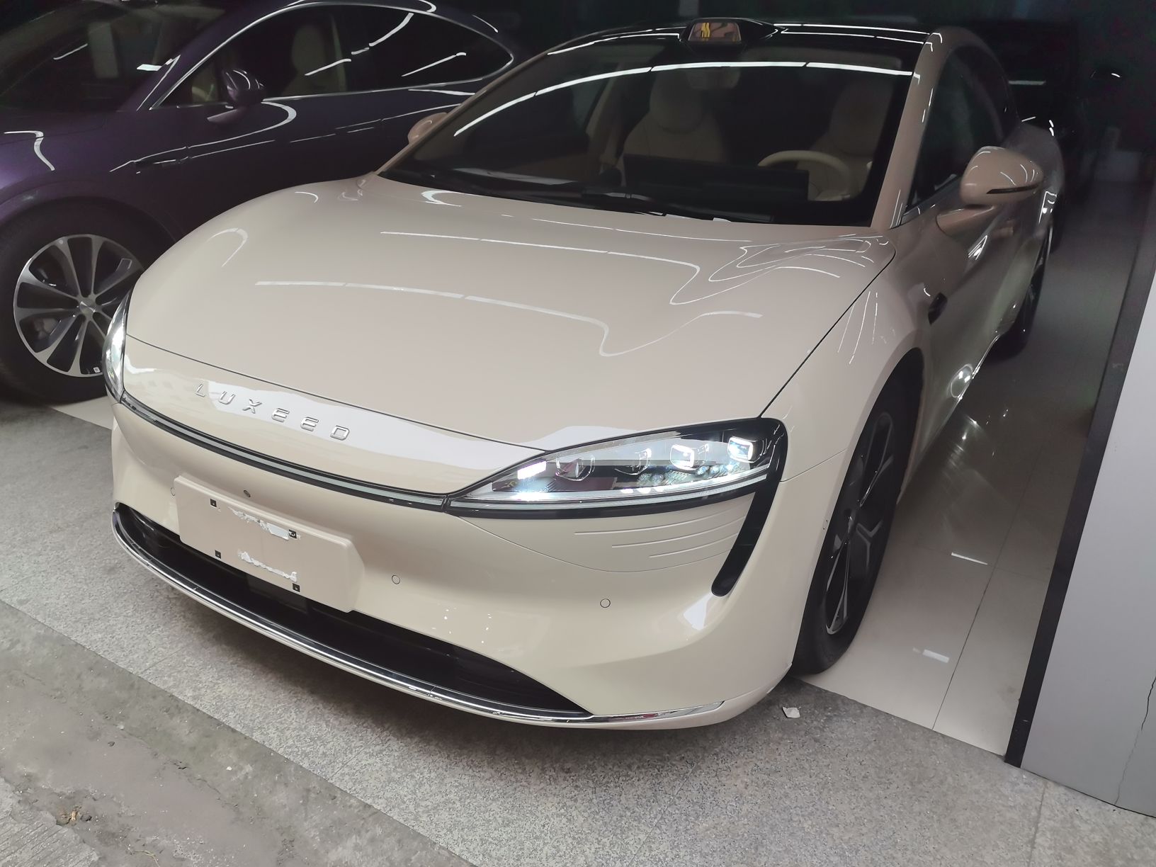 Под передней частью автомобиля