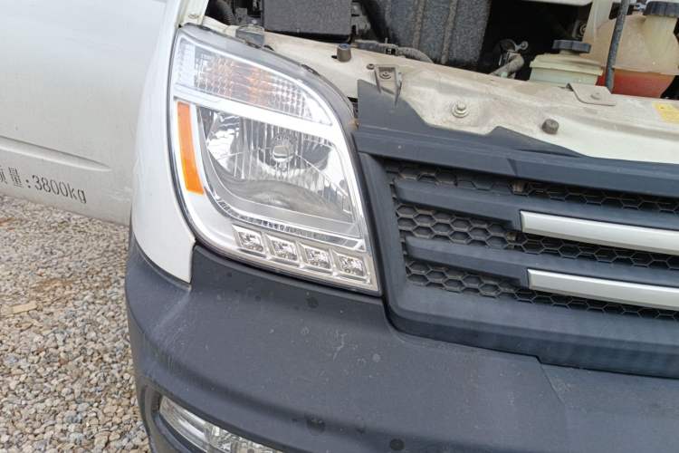 Used SAIC MAXUS Xintu V80 2020 2.5T Manual Classic City Delivery King Short Wheelbase Mid-Roof Design 2/3 Seats
