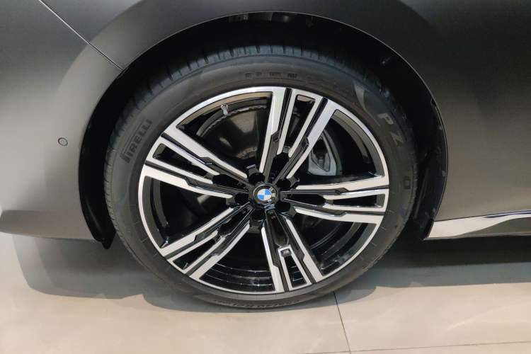 Used BMW 7 Series 2023 740Li Luxury Edition M Sport Package Left Front Wheel Hub