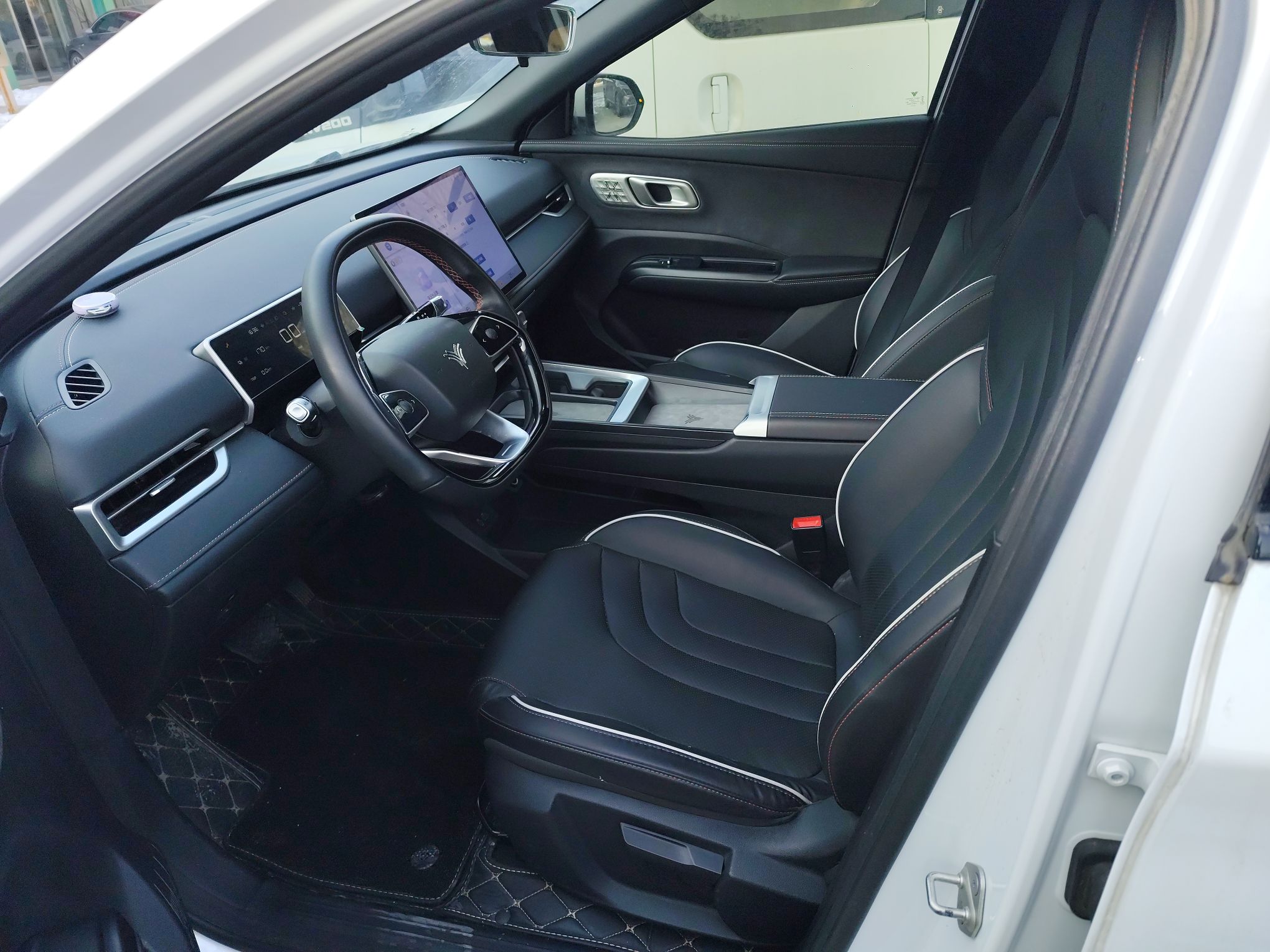 المقاعد الأمامية داخل السيارة